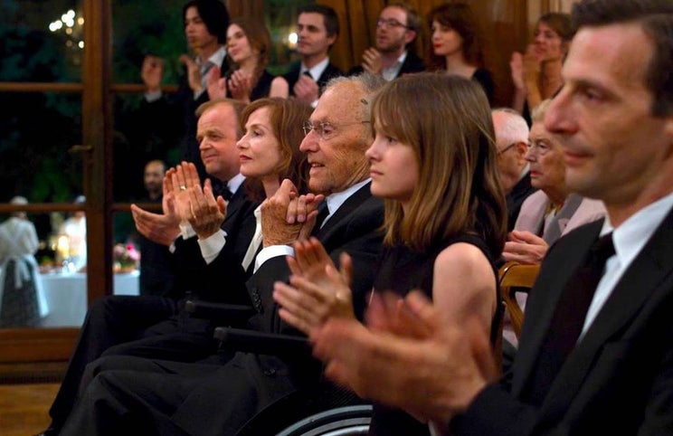 Toby Jones, Isabelle Huppert, Jean-Louis Trintignant, Fantine Harduin e Mathieu Kassovitz — uma família europeia