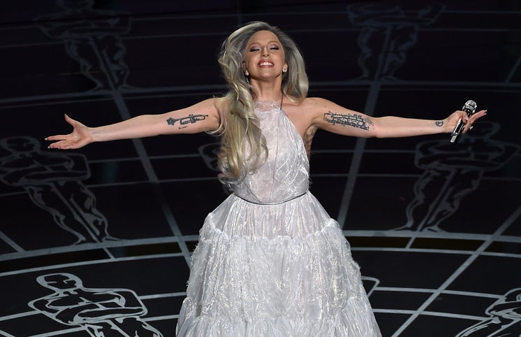 Lady Gaga cantando 