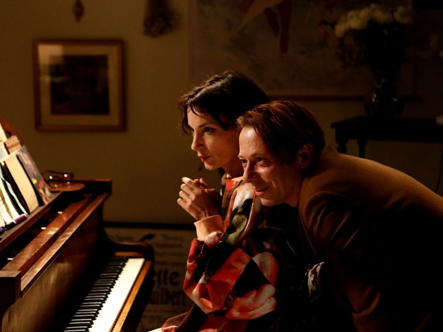 Jeanne Balibar e Mathieu Amalric no filme "Barbara", realizado por Amalric