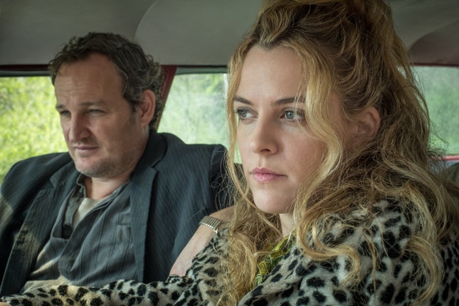 Jason Clarke e Riley Keough em "Sempre o Diabo" — grande elenco, filme admirável