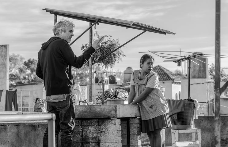 Alfonso Cuarón e Yalitza Aparicio durante a rodagem de 