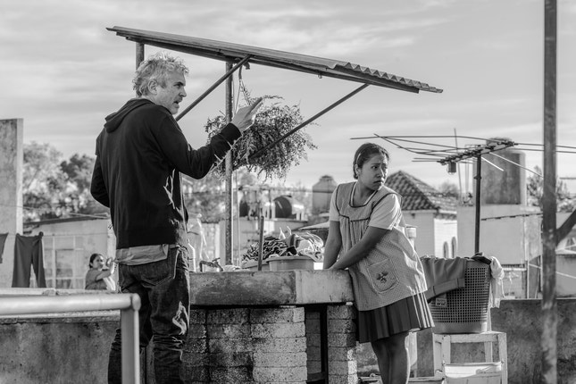 Alfonso Cuarón e Yalitza Aparicio durante a rodagem de 