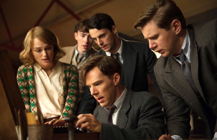 Benedict Cumberbatch (ao centro) no papel de Alan Turing: uma grande composição num filme académico