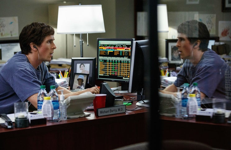 Christian Bale no labirinto de Wall Street — nas vésperas da crise de 2008