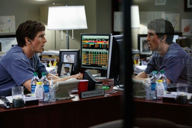 Christian Bale no labirinto de Wall Street — nas vésperas da crise de 2008