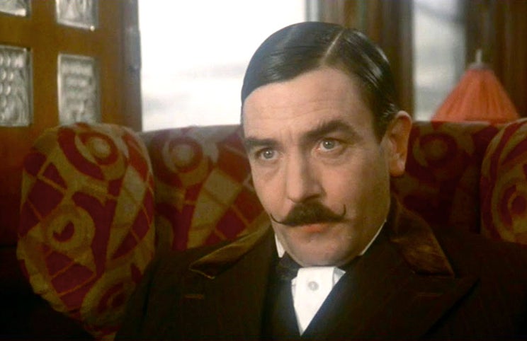 Albert Finney como Hercule Poirot — notável actor, personagem lendária