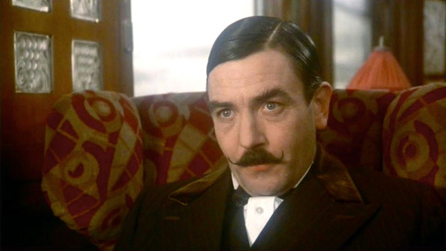 Albert Finney como Hercule Poirot — notável actor, personagem lendária