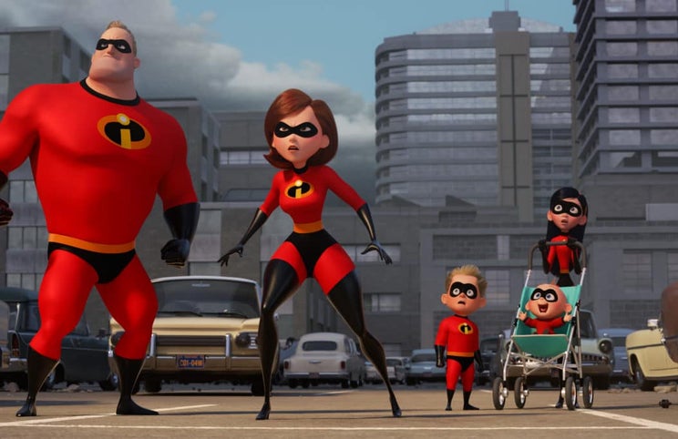 Mr. Incredible, Elastigirl, Dash, Violet e, no carrinho, o irresistível Jack-Jack