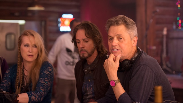 Jonathan Demme (à direita), com Meryl Streep e Rick Springfield — rodagem de 