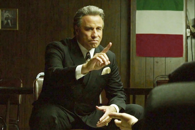 John Travolta no papel de John Gotti — à maneira de um telefilme 