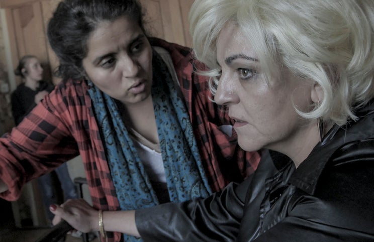 A realizadora Latifa Saïd dirige a atriz Farida Ouchani.