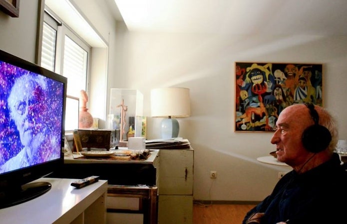 Cruzeiro Seixas contemplando as imagens de Mário Cesariny