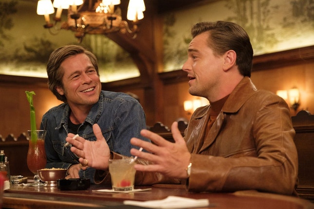 Brad Pitt e Leonardo DiCaprio no filme de Tarantino — agora em versão "longa"...