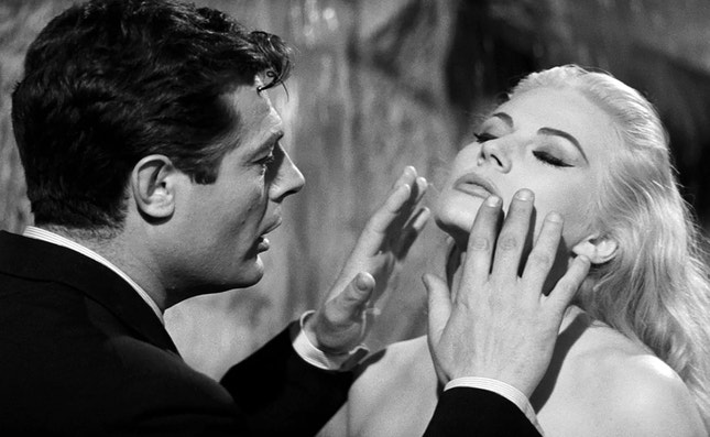 Marcello Mastroianni e Anita Ekberg — Roma, 1960, sob o olhar de Fellini