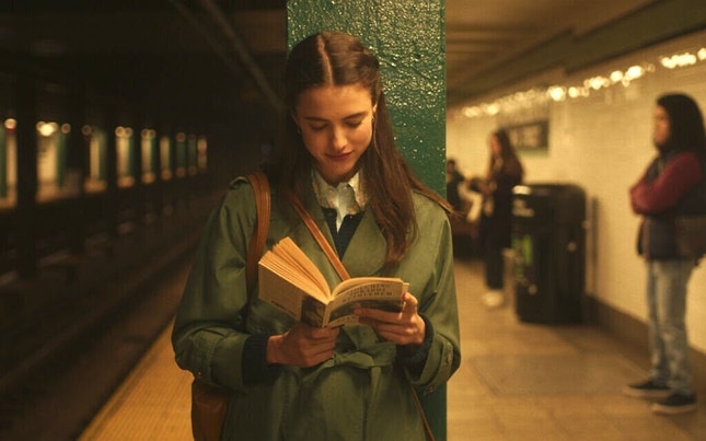 Nova Iorque, anos 90: Margaret Qualley em boa companhia