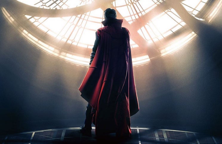 Benedict Cumberbatch na pose de Doutor Estranho — desta vez, uma boa aplicação dos efeitos especiais