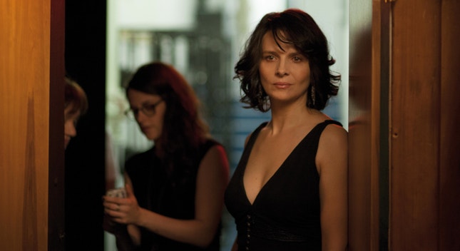 Juliette Binoche e Kristen Stewart (ao centro, desfocada): contrastes no feminino