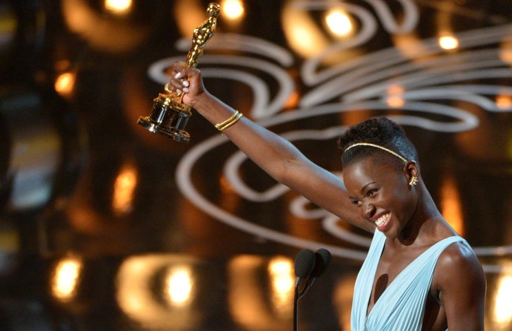 Lupita Nyong'o com o seu Oscar (actriz secundária) — para o ano, já estará entre aqueles que votam