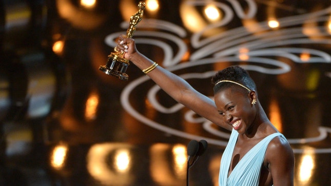 Lupita Nyong'o com o seu Oscar (actriz secundária) — para o ano, já estará entre aqueles que votam