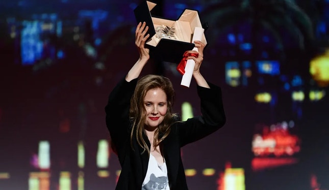 A realizadora Justine Triet após receber a Palma de Ouro em Cannes pelo seu filme 