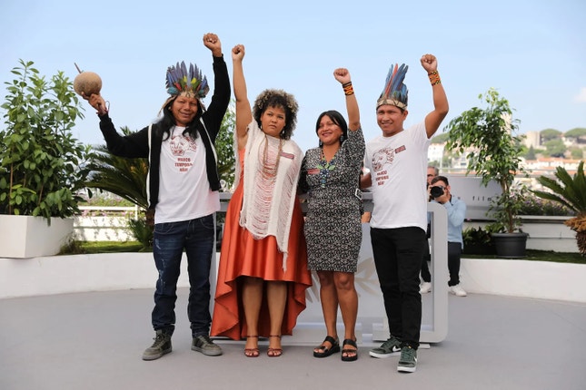 Indígenas brasileiros manifestam-se em Cannes na apresentação de “A Flor do Buriti”