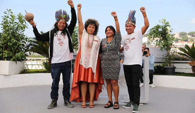 Indígenas brasileiros manifestam-se em Cannes na apresentação de “A Flor do Buriti”