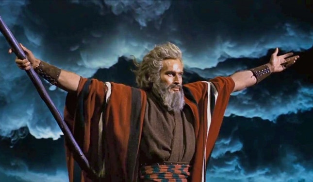 Charlton Heston no papel de Moisés, ou a superprodução dos anos 50