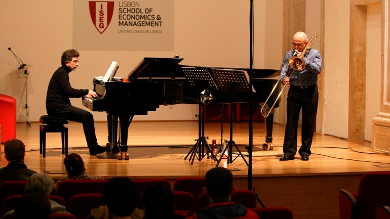 Maestro Alexei e Piano Branco