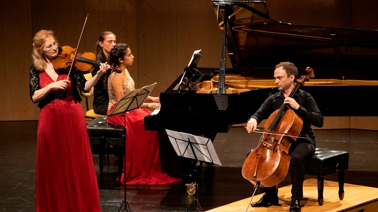 Imagem de D. Poppen, P. Gomziakov e P. Mahidara | 27 Novembro | 21h00