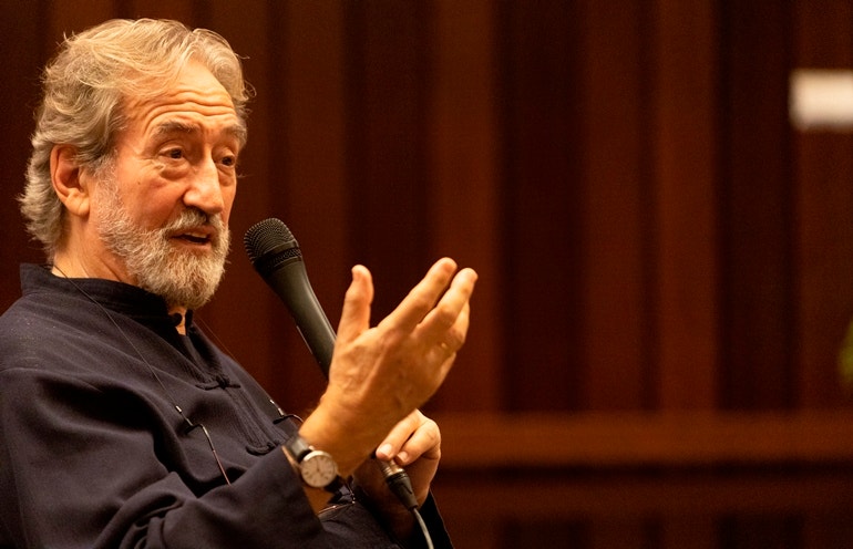 Imagem de Jordi Savall em entrevista