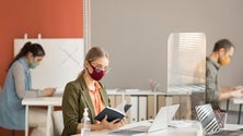 Imagem de Trabalhadores preferem vacinas ou máscaras obrigatórias no trabalho