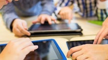 Imagem de Funchal e Câmara de Lobos entregam material informático a alunos do ensino básico (Vídeo)