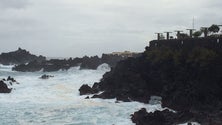 Imagem de Madeira com aviso amarelo devido à agitação marítima
