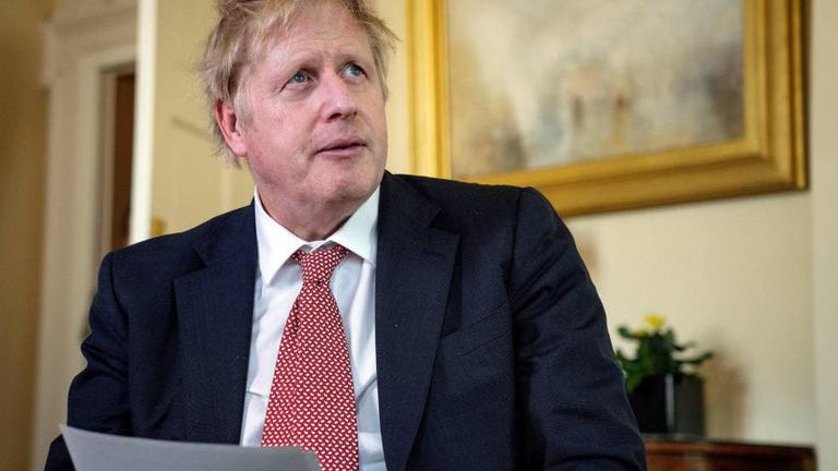 Imagem de Covid-19: PM britânico admite que novas restrições possam prolongar-se por seis meses