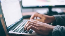 Imagem de Fake News: Investigadores criam sistema para detetar informações falsas nas redes sociais