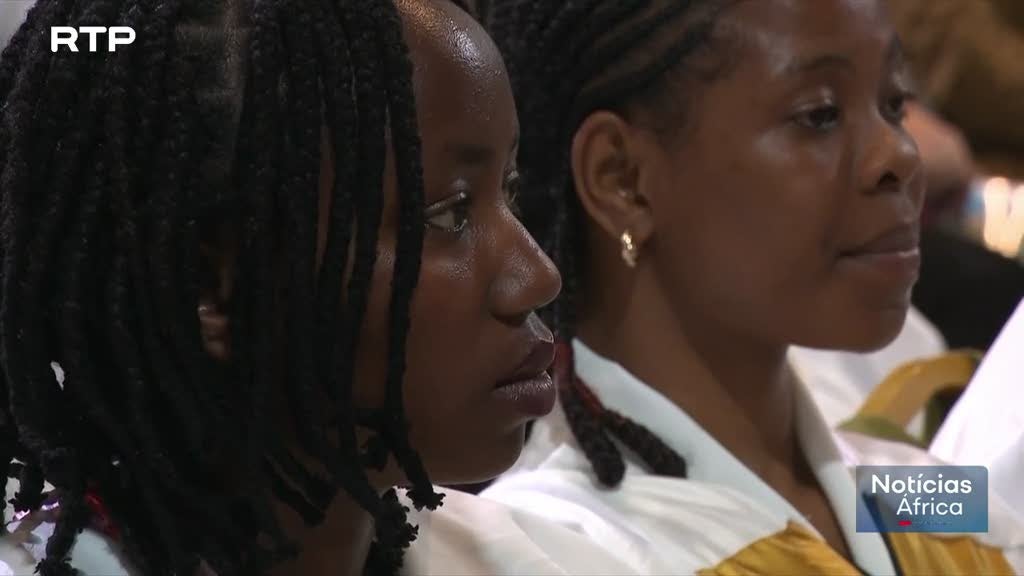 Papa Leão XIV em África. Chegada aos Camarões após etapa na Argélia