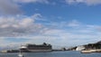 Imagem de Porto do Funchal com dois navios que trazem mais de 5 mil pessoas