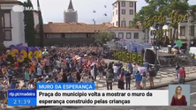 Imagem de Crianças constroem `muro` na esperança de um mundo melhor