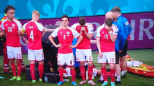 Imagem de Eriksen cai inanimado em campo