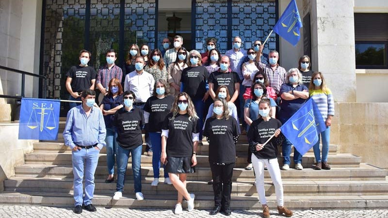 Imagem de Funcionários judiciais entregam pré-aviso de greve para um mês