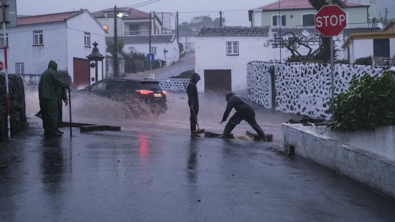 Casas e vias inundadas nos Açores