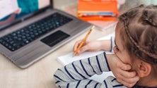 Imagem de Covid-19: Famílias pouco satisfeitas com o ensino à distância no 1.º ciclo – DECO