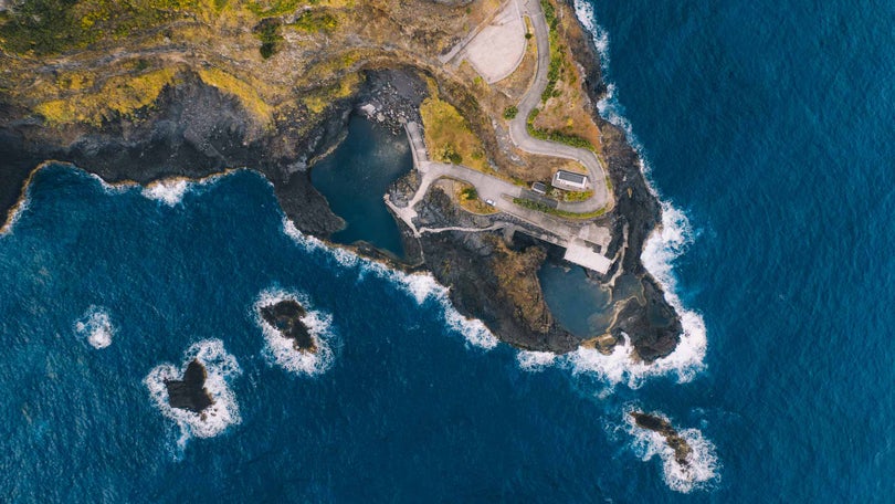 Resgatadas duas pessoas em dificuldades nas piscinas naturais do Seixal