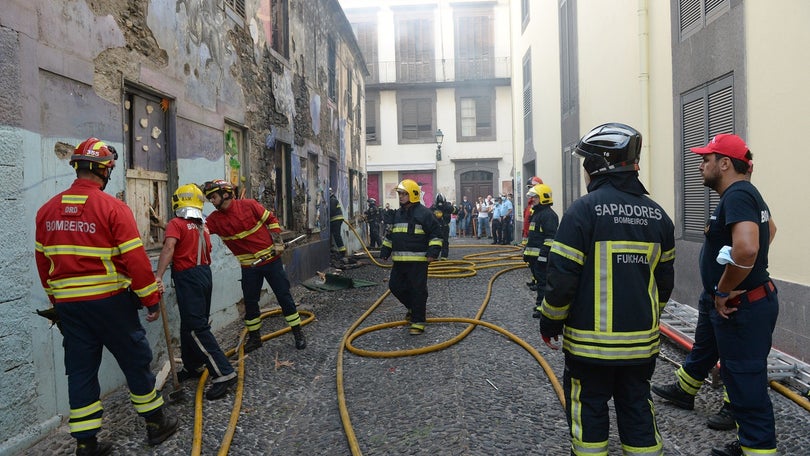 Imagem de Incêndio destruiu totalmente uma casa desabitada