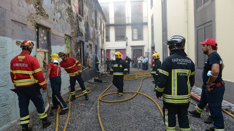 Incêndio destruiu totalmente uma casa desabitada