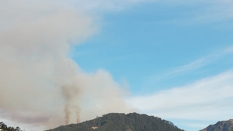 Incêndio no Jardim da Serra continua a deflagrar