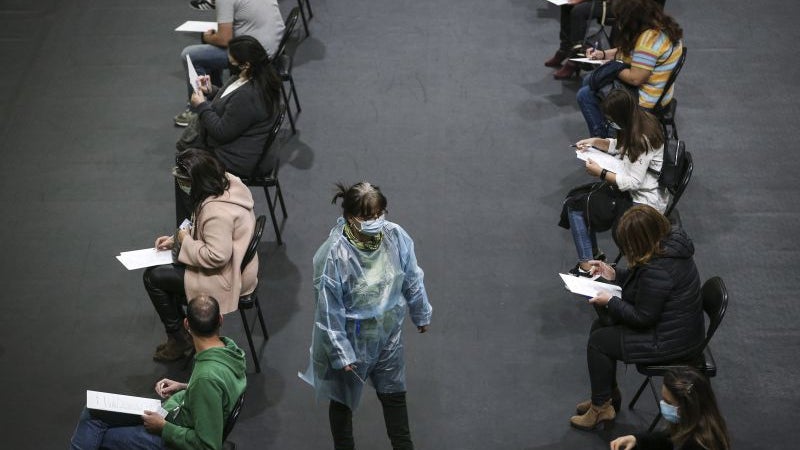 Mais de 60 mil profissionais das escolas vacinados