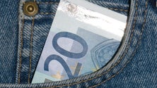 Imagem de Maioria dos portugueses anda com 22 euros `no bolso`