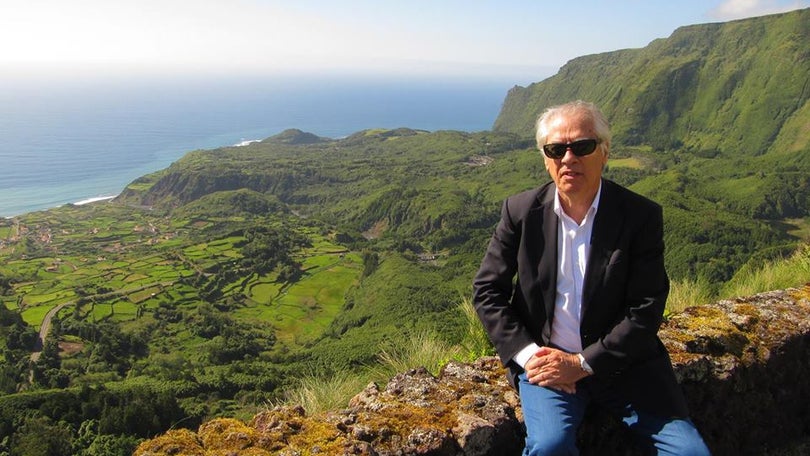 Sobre Açores, o Segredo das Ilhas, Narrativa de Viagem,
de João de Melo
VICTOR RUI DORES