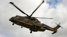 Imagem de Força aérea resgata cinco pessoas de veleiro no Porto Santo (vídeo)